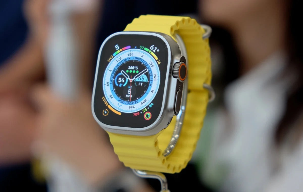 ULTRA 10 Smart Watch with 49mm HD display, BT calling, wireless charging, 10-in-1 straps, and protective jelly case.